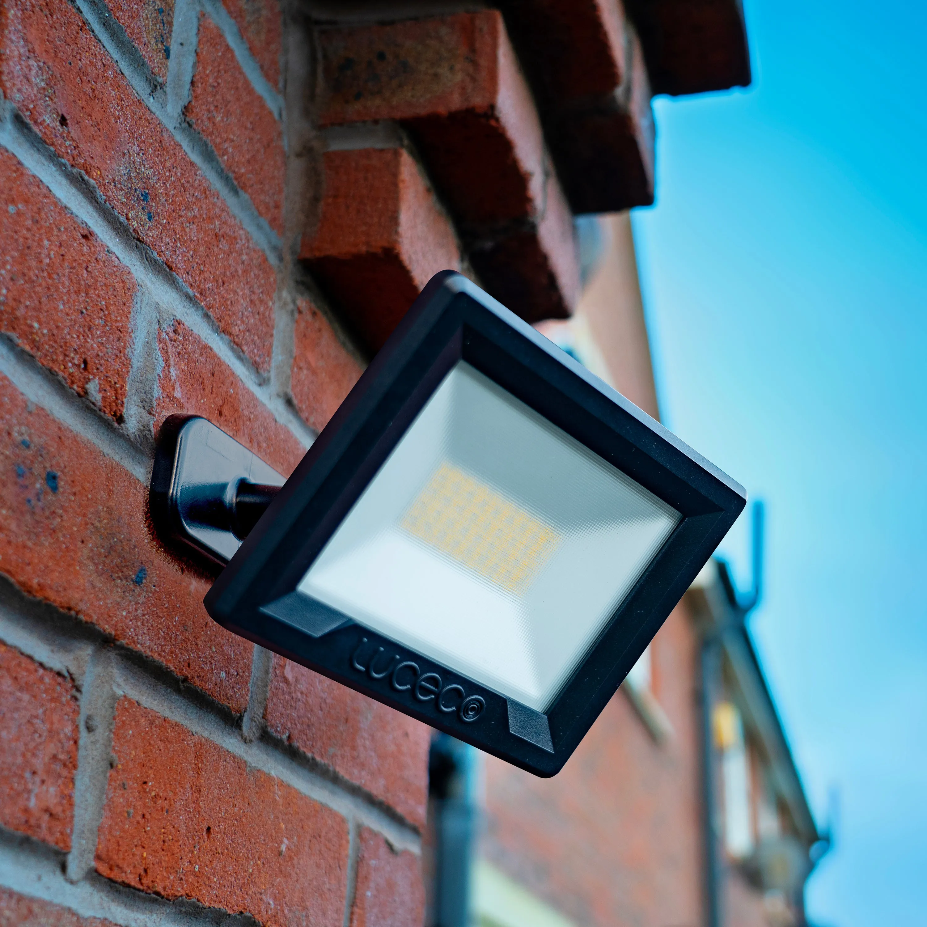 Luceco EFLD30B40-06 30W Essence Security Non-PIR Floodlight with Ball Joint 1m Cable - Black