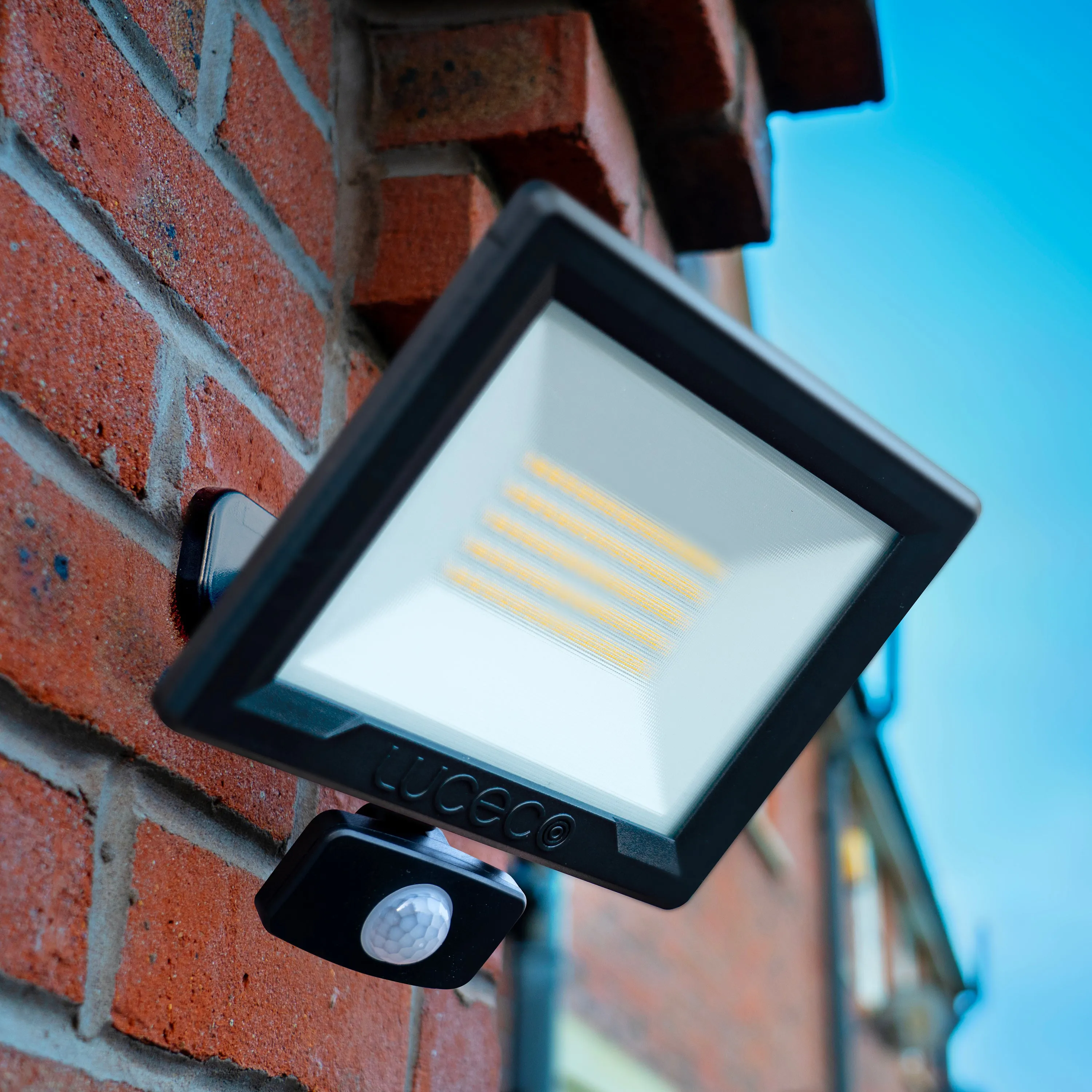 Luceco EFLD50B40P-06 50W Essence Security PIR Floodlight with Ball Joint 1m Cable - Dusk-Till-Dawn Override PIR - Black