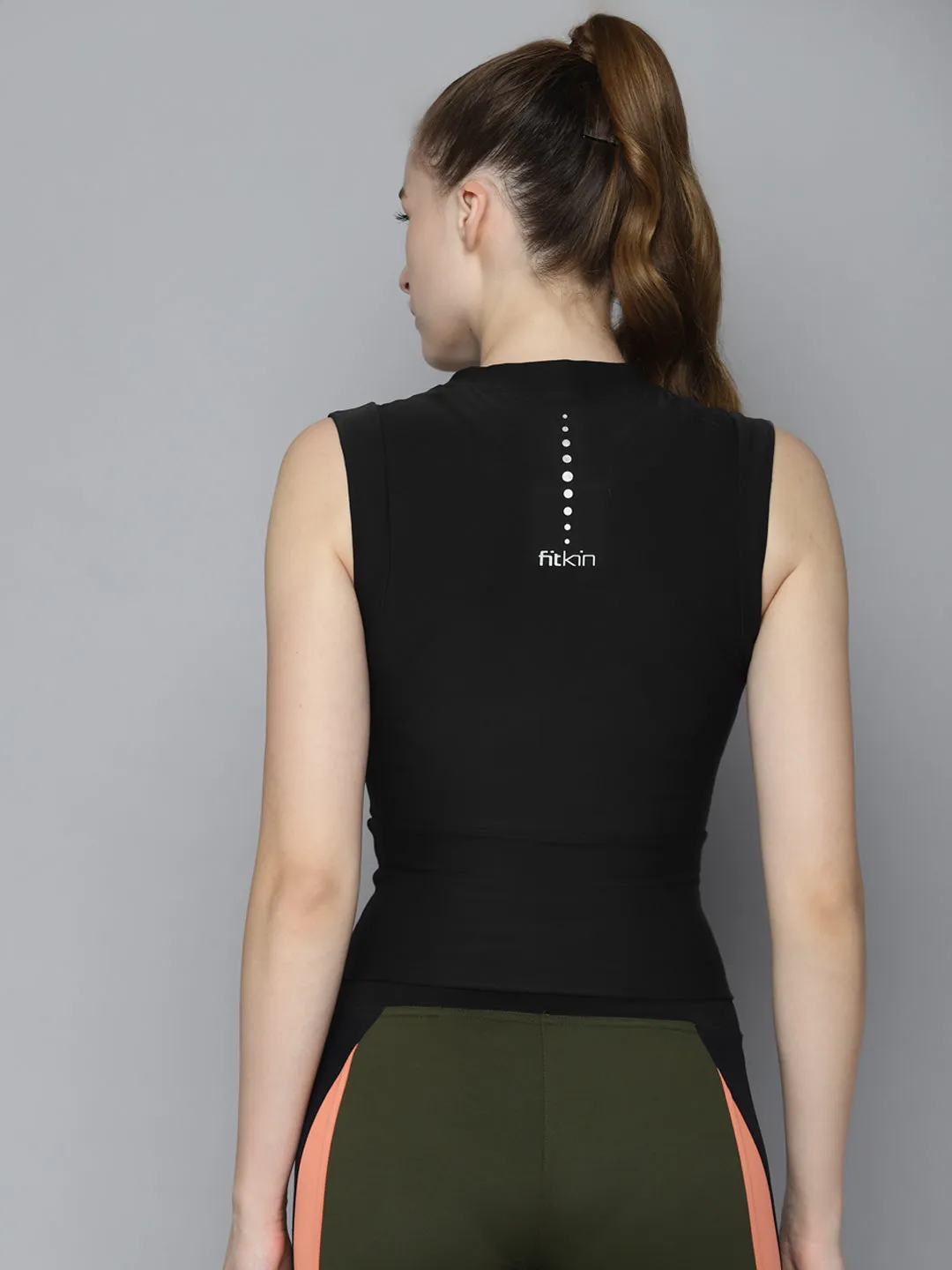 Women's Black Solid Slim Fit Quick Dry Crop T-shirt
